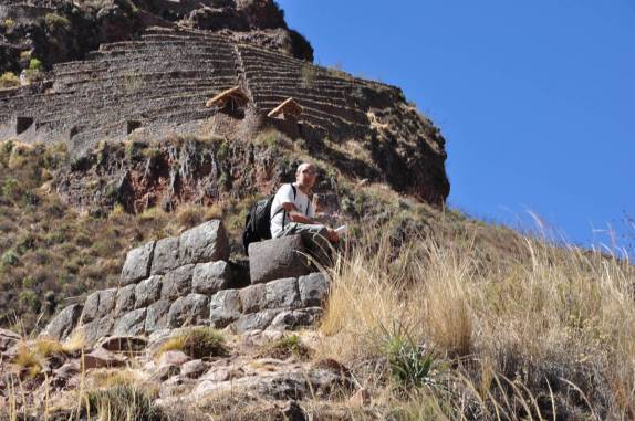 Subindo a íngrime montanha onde estão as ruínas incas de Pisac, Valle Sagrado, nas proximidades de Cusco, no Peru